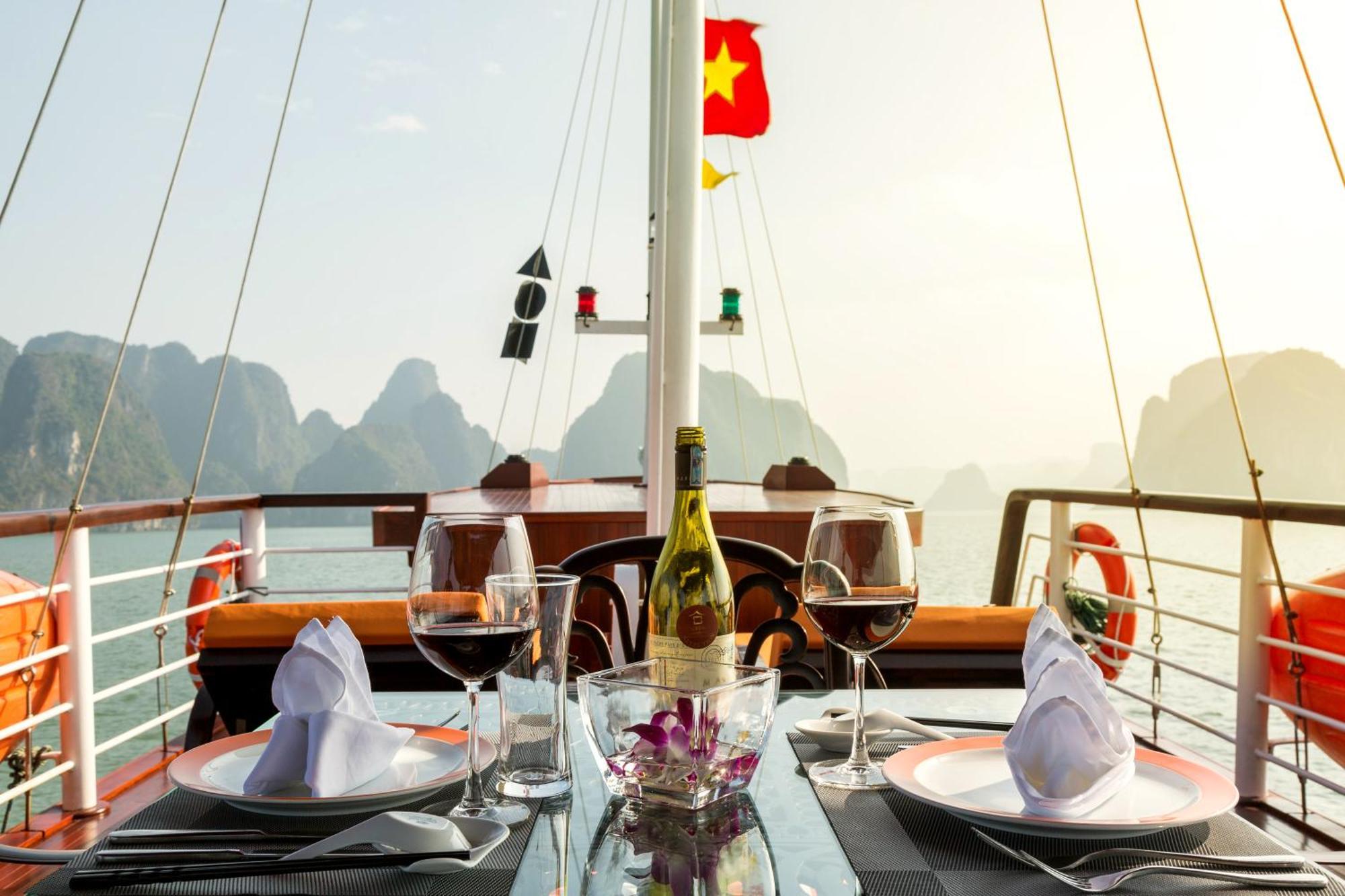 Emeraude Classic Cruises Hạ Long-öböl Kültér fotó