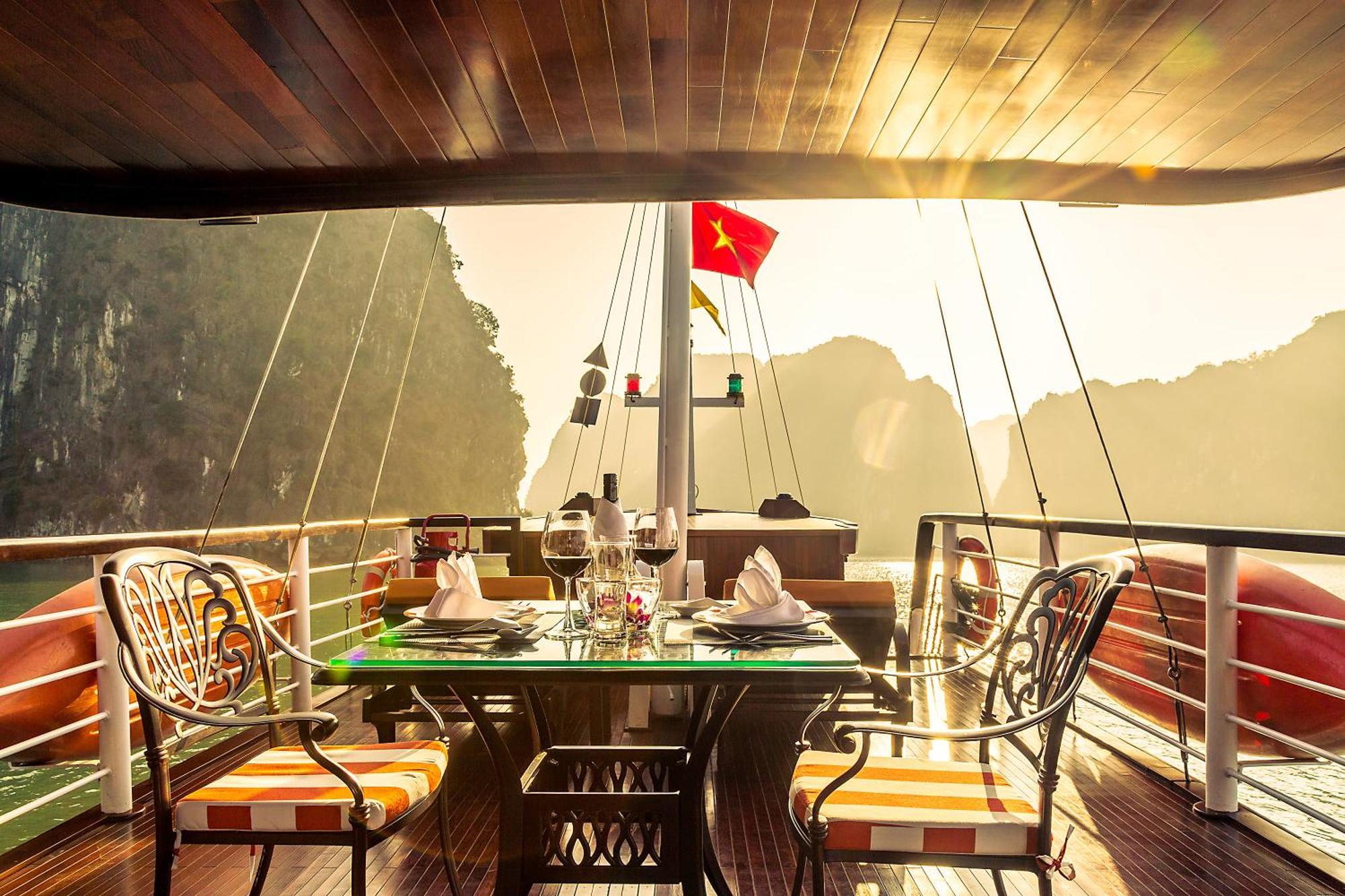 Emeraude Classic Cruises Hạ Long-öböl Kültér fotó