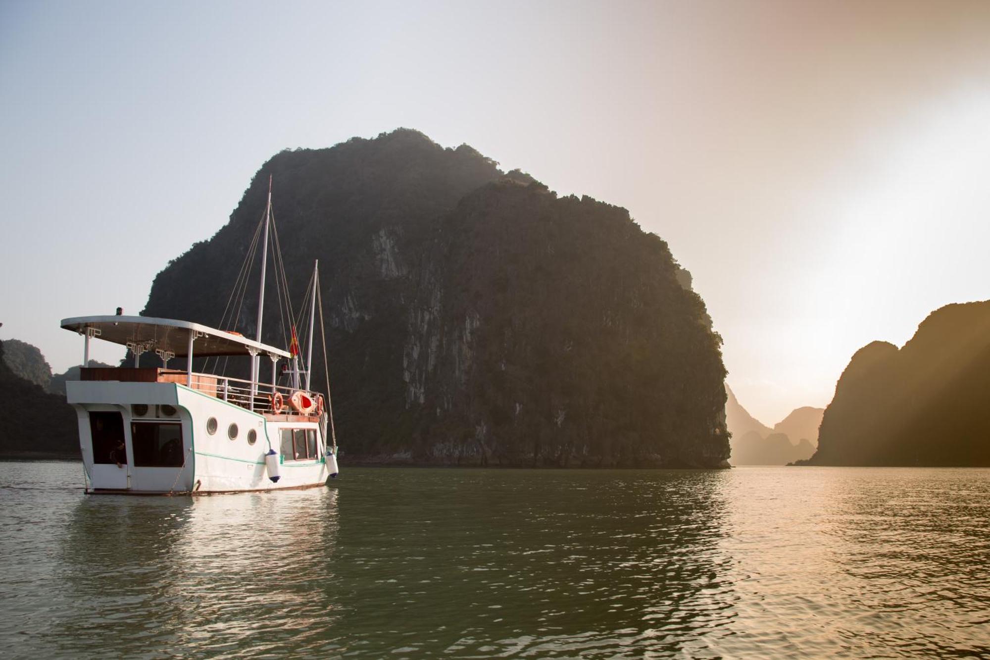 Emeraude Classic Cruises Hạ Long-öböl Kültér fotó